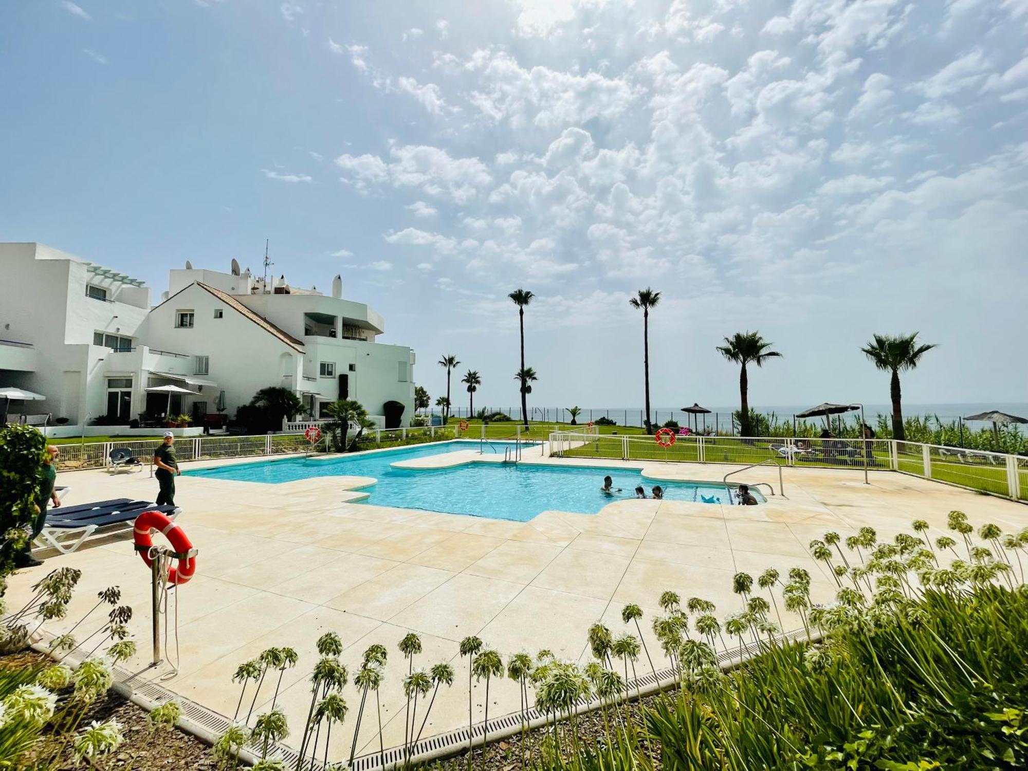 Sea Breeze Retreat - Golf Getaway Apartment Bahia de Casares Exterior photo